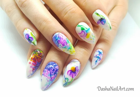 لاک ژل ابرنگی طراحی گل روی ناخن