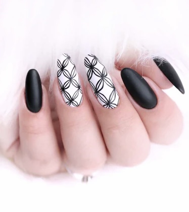 طراحی ناخن‌های مات با طراحی هندسی